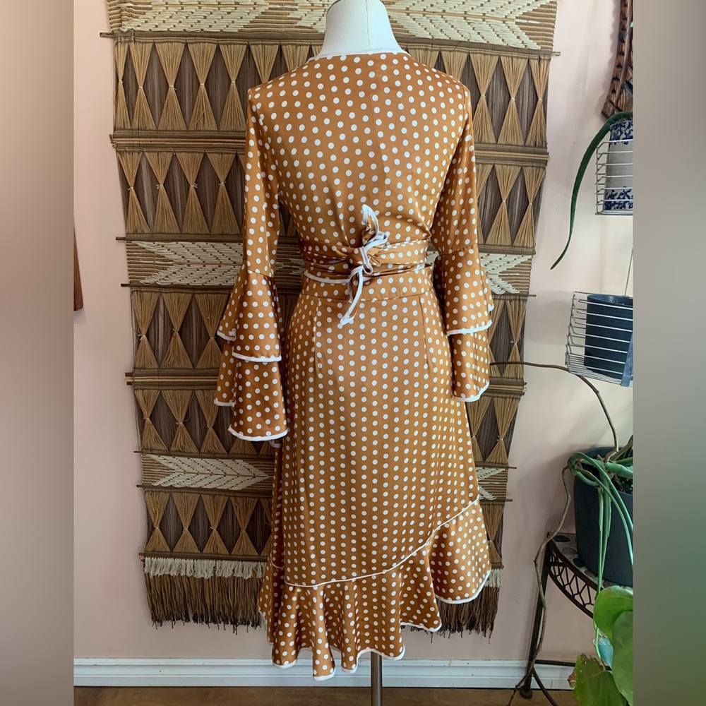 BNWT L’Atiste 2 Piece Tan and White Polka Dot Flouncy Skirt & Wrap Blouse Set - Picture 3 of 7